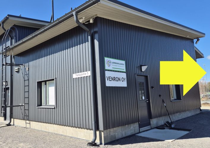 Tietäjäntie 5, kulku halliin takapihan puolelta.